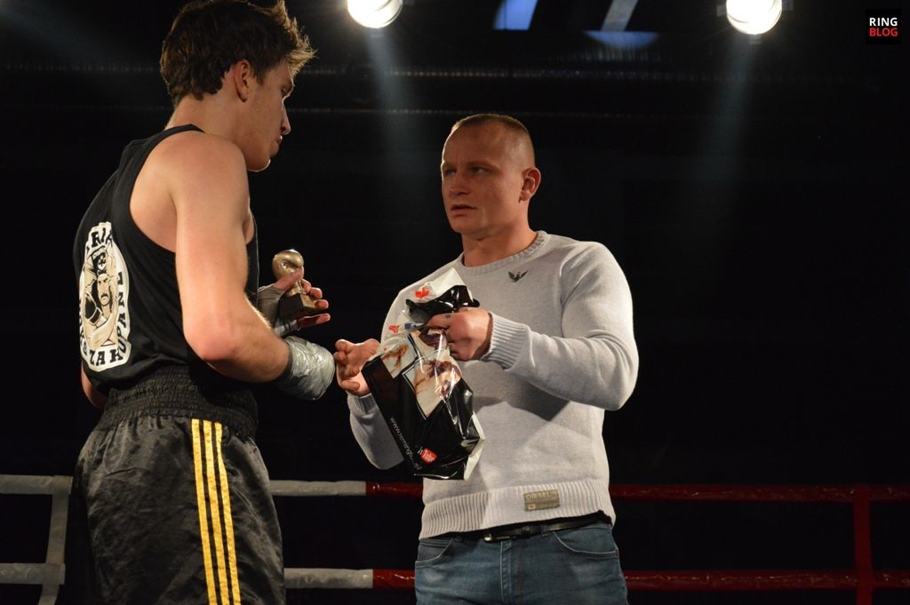 Paweł Głażewski wręcza nagrody na Landowski Boxing Night IX